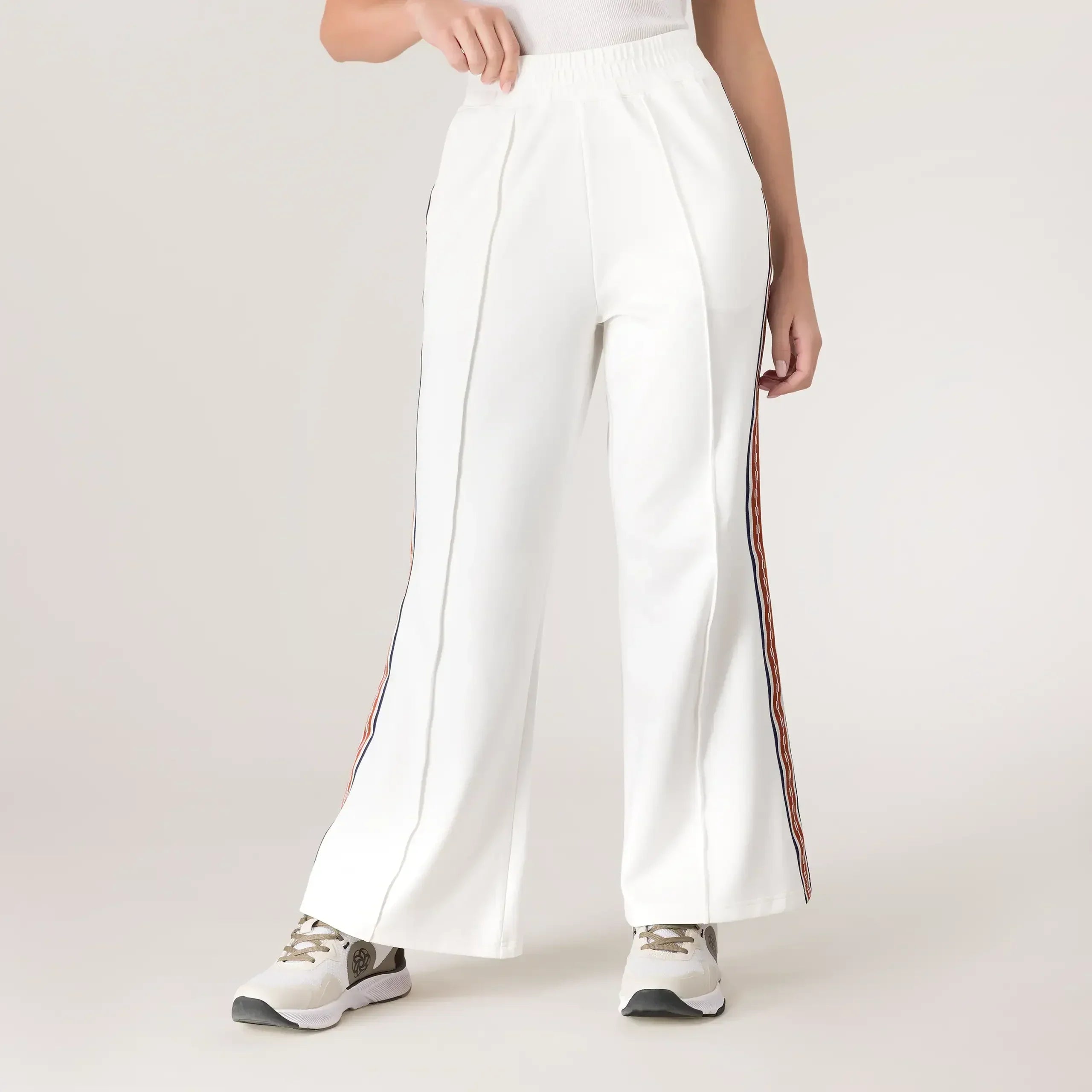 Seasonal white track pants with side stripes - بنطال رياضي أبيض بخطوط جانبية
