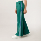 A model wearing seasonal green track pants with side stripe - عارضة أزياء ترتدي بنطال رياضي أخضر بخط جانبي