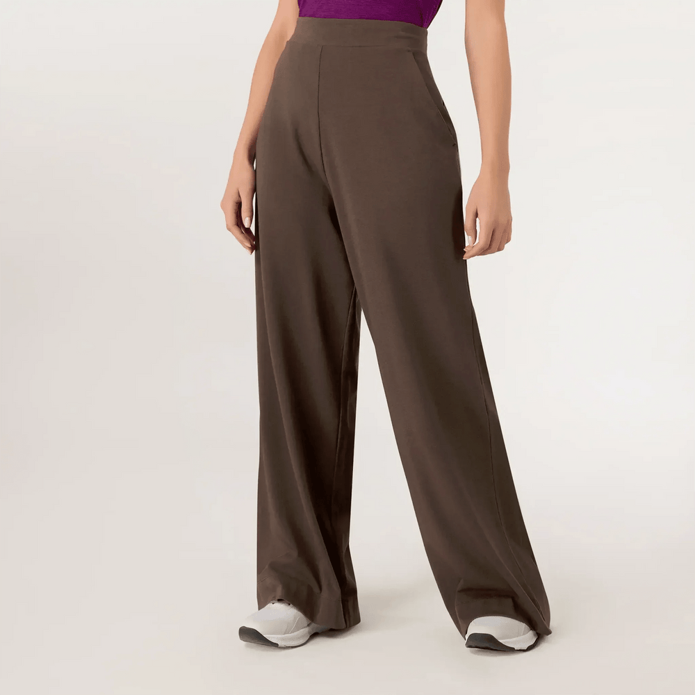 A model wearing seasonal chocolate jersey Palazzo pants - عارضة أزياء ترتدي بنطلون بلازو من القماش الجيرسي باللون البني