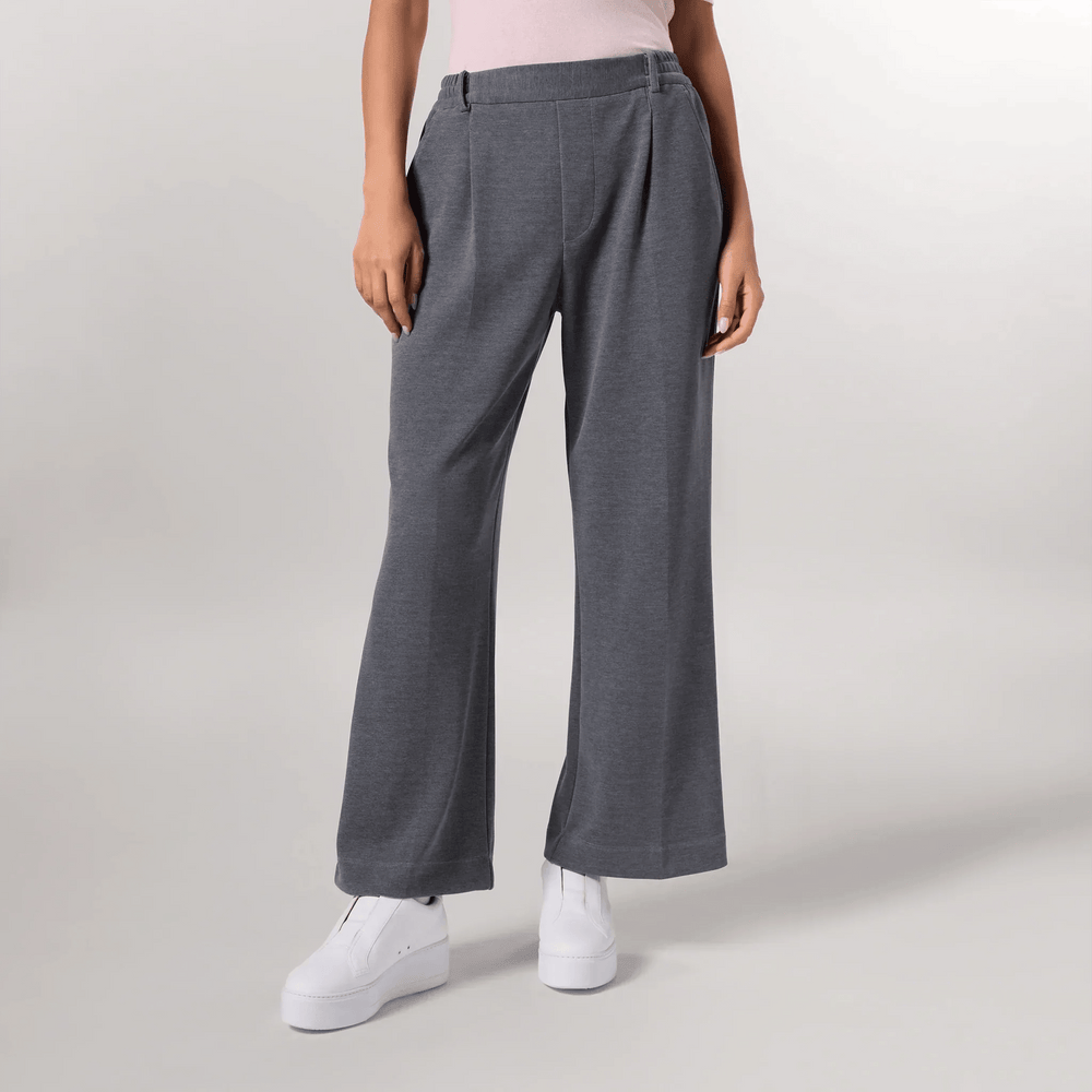 A model wearing charcoal grey elevated joggers with sleek fit - عارضة أزياء ترتدي بنطال جوجر باللون الرمادي الفحمي بقصّة أنيقة وعصرية