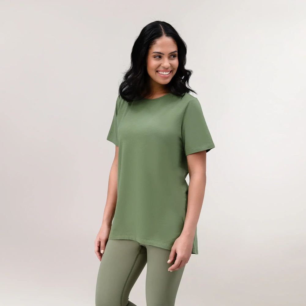 A model wearing core musk green "Easybend" set - عارضة أزياء ترتدي طقم "إيزي بند" باللون الأخضر