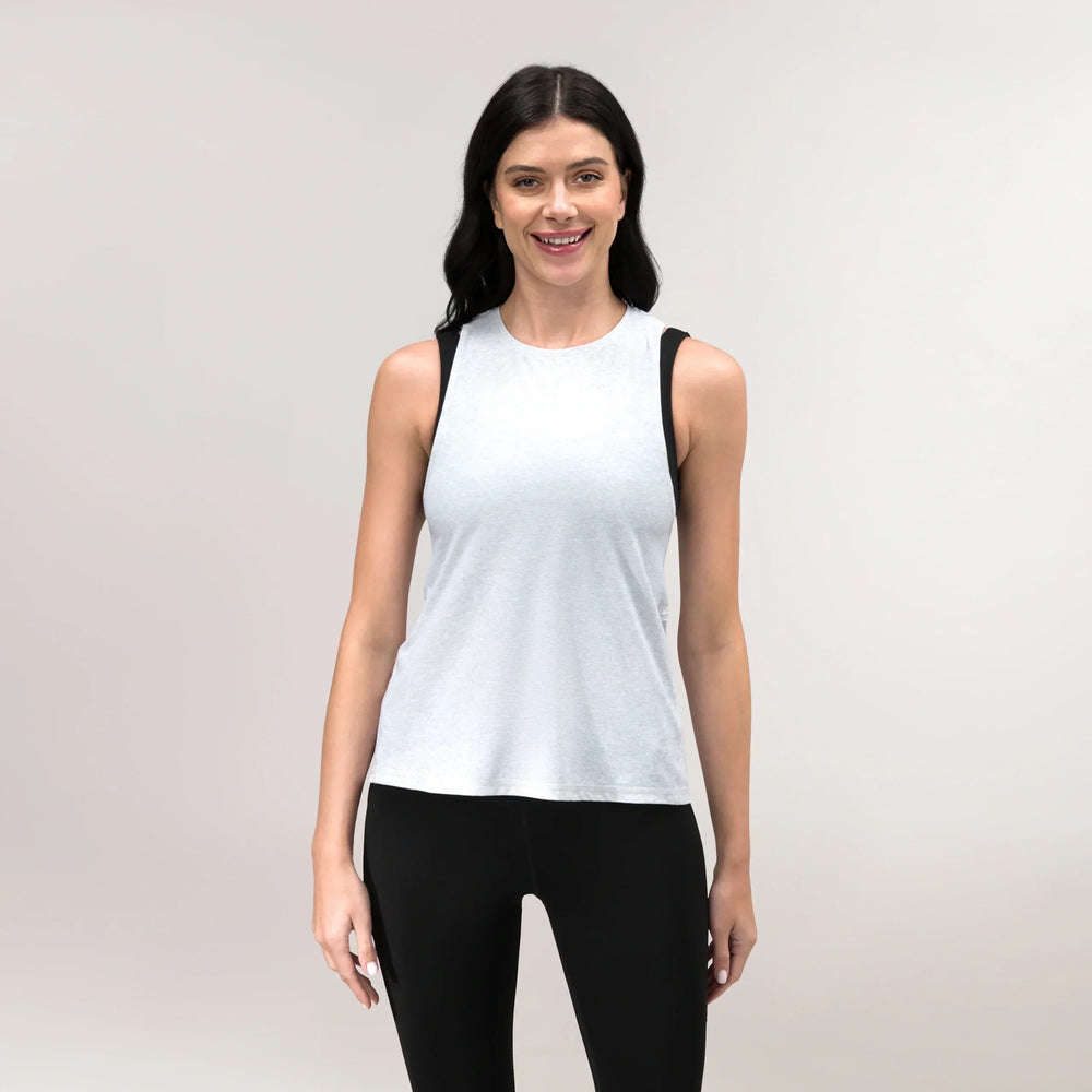 A model wearing core heather grey Twirl racerback top - عارضة أزياء ترتدي توب "تويرل" رمادي فاتح بقصة ظهر رياضية