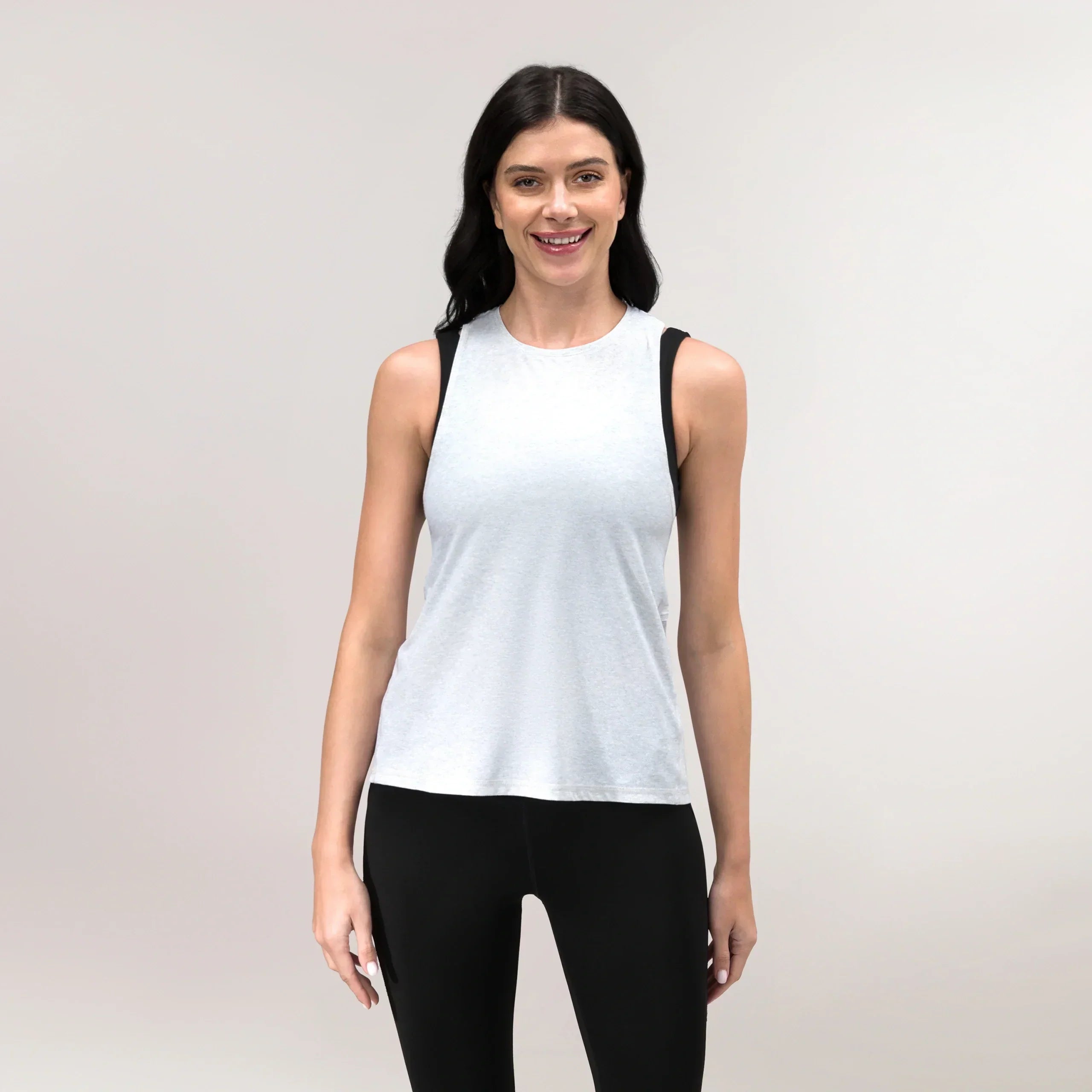 A model wearing core heather grey Twirl racerback top - عارضة أزياء ترتدي توب