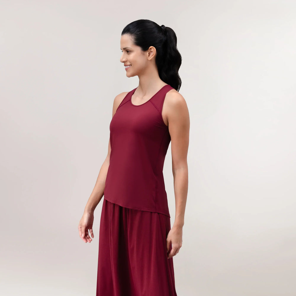 Grape red Flow racerback top with scoop neckline - عارضة أزياء ترتدي توب "فلو" أحمر عنابي بدون أكمام وبياقة دائرية