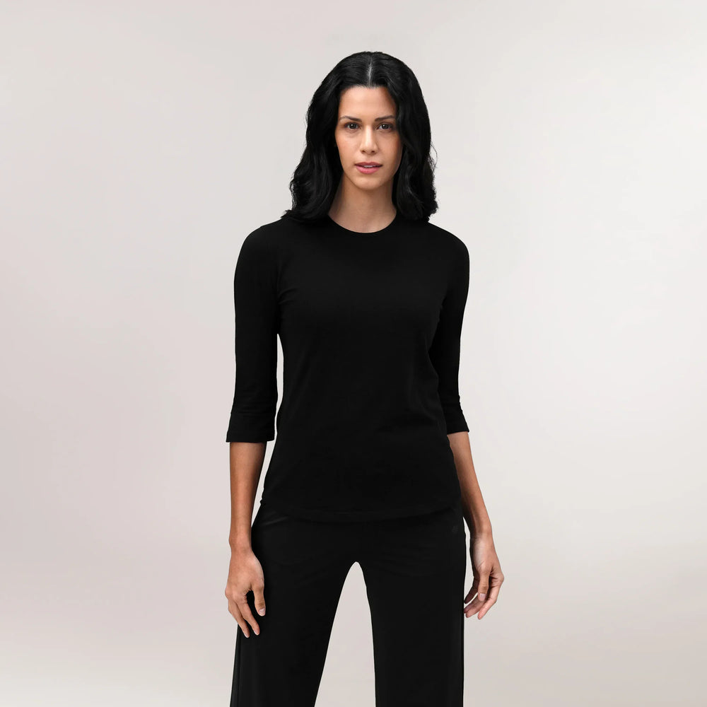 A model wearing core black "Easybend" top with long sleeves - عارضة أزياء ترتدي توب "إيزي بند" أسود بأكمام طويلة