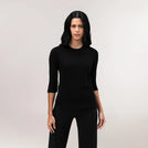 A model wearing core black "Easybend" top with long sleeves - عارضة أزياء ترتدي توب "إيزي بند" أسود بأكمام طويلة