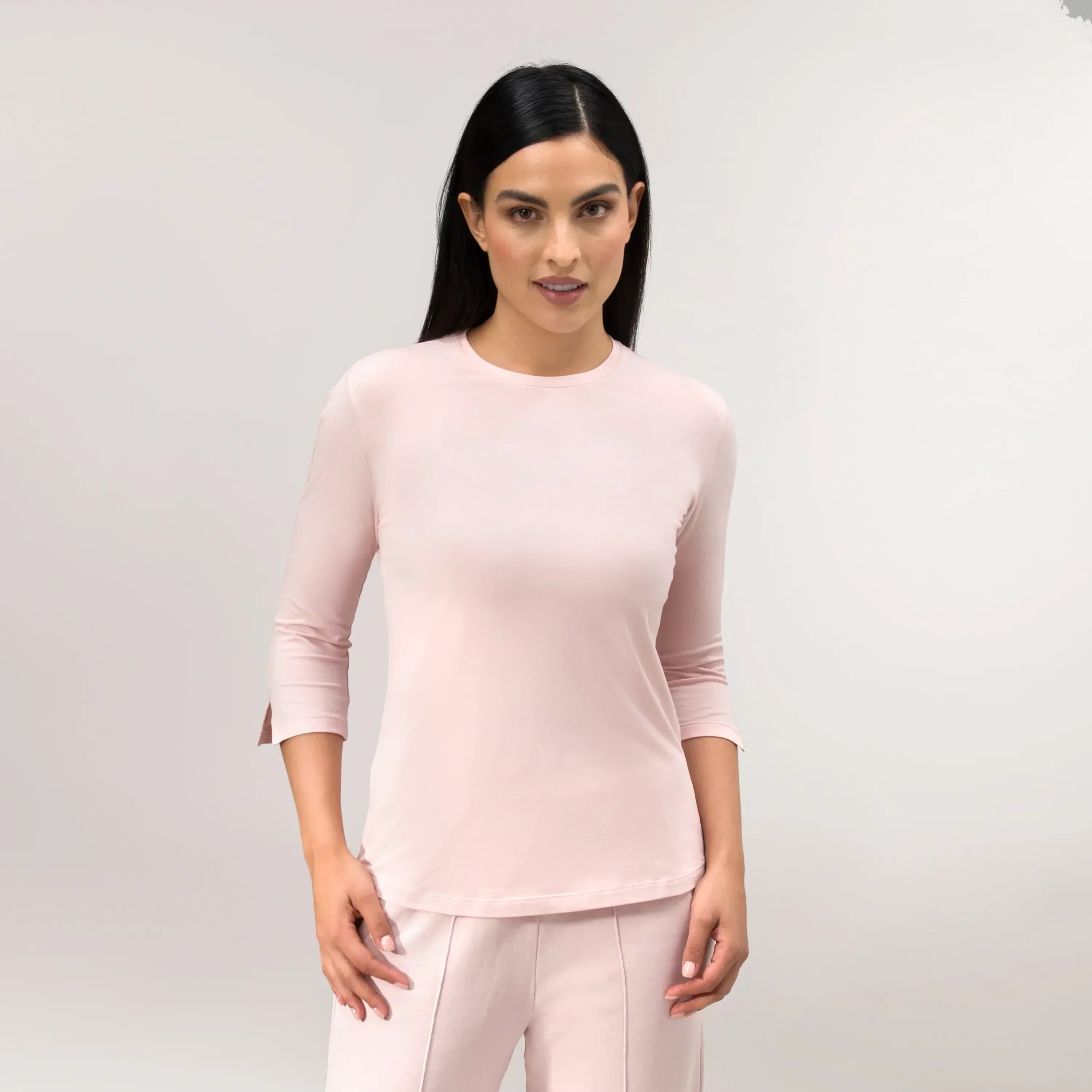 A model wearing a core light pink "Easybend" top - عارضة أزياء ترتدي توب "إيزي بند" باللون الوردي الفاتح