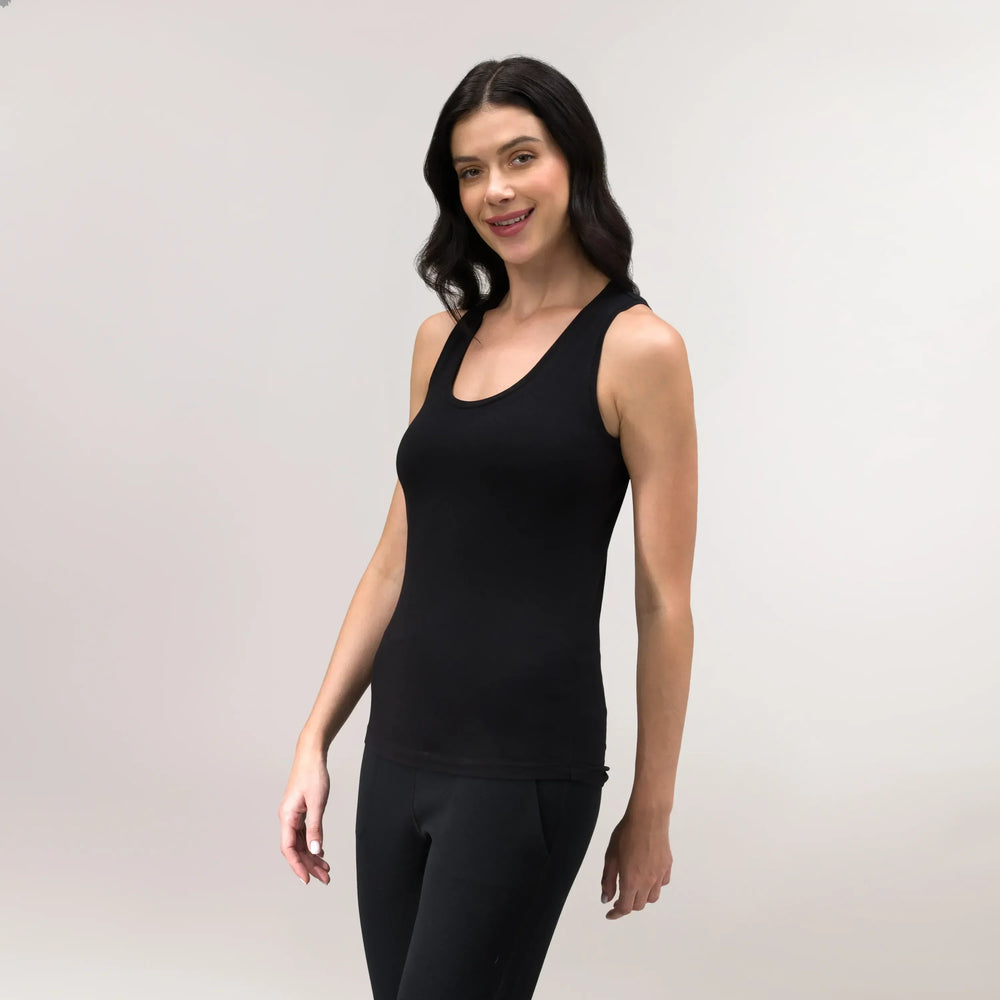 A model wearing core black "Easybend" tank top - عارضة أزياء ترتدي تانك توب "إيزي بند" بدون أكمام باللون الأسود