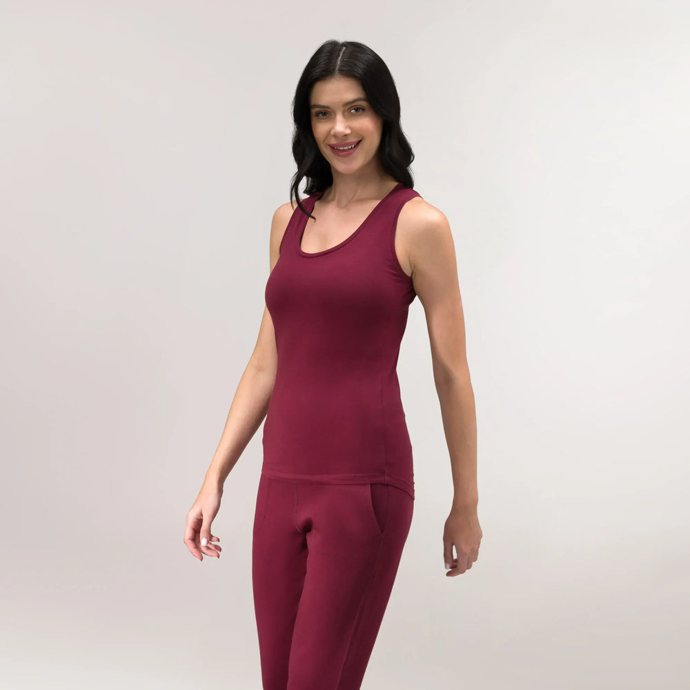 A model wearing a grape red "Easybend" tank top with a fitted silhouette - عارضة أزياء ترتدي توب "إيزي بند" بدون أكمام باللون الأحمر العنابي وبقصة ضيّقة