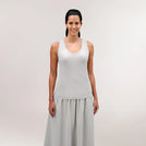 A model wearing a core stone tank top over a matching skirt - عارضة أزياء ترتدي قميص باللون الحجري فوق تنورة متناسقة