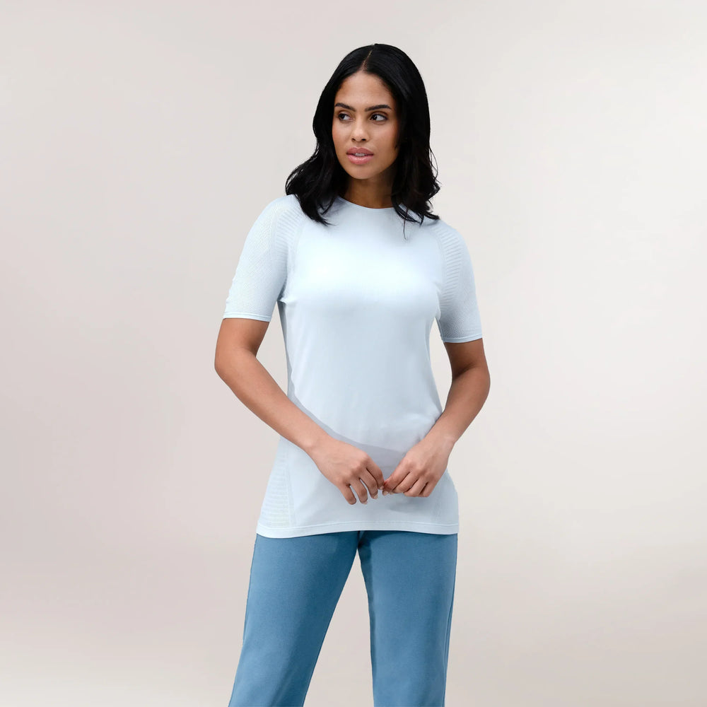 A model wearing a "Limber Up" t-shirt in a core light blue - عارضة أزياء ترتدي تيشيرت "ليمبر آب" رياضي أزرق فاتح اللون