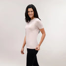 A model wearing "Limber Up" t-shirt in a light pink shade - عارضة أزياء ترتدي تيشيرت فضفاض بتصميم "ليمر آب" باللون الوردي الفاتح