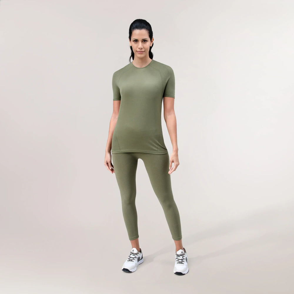 A model wearing musk green "Limber Up" t-shirt with a classic cut - عارضة أزياء ترتدي تيشيرت "ليمبر آب" باللون الأخضر بقصّة كلاسيكية