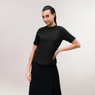 A model wearing seasonal black short sleeve tee - عارضة أزياء ترتدي تيشيرت أسود قصير الأكمام