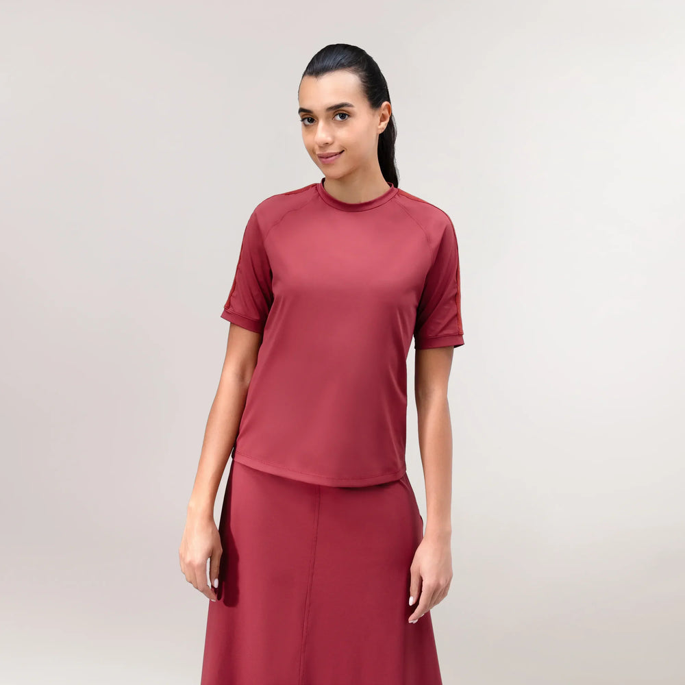 A model wearing seasonal grape red half sleeve tee - عارضة أزياء ترتدي تيشيرت نصف كم باللون الأحمر العنابي