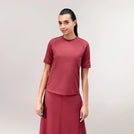 A model wearing seasonal grape red half sleeve tee - عارضة أزياء ترتدي تيشيرت نصف كم باللون الأحمر العنابي