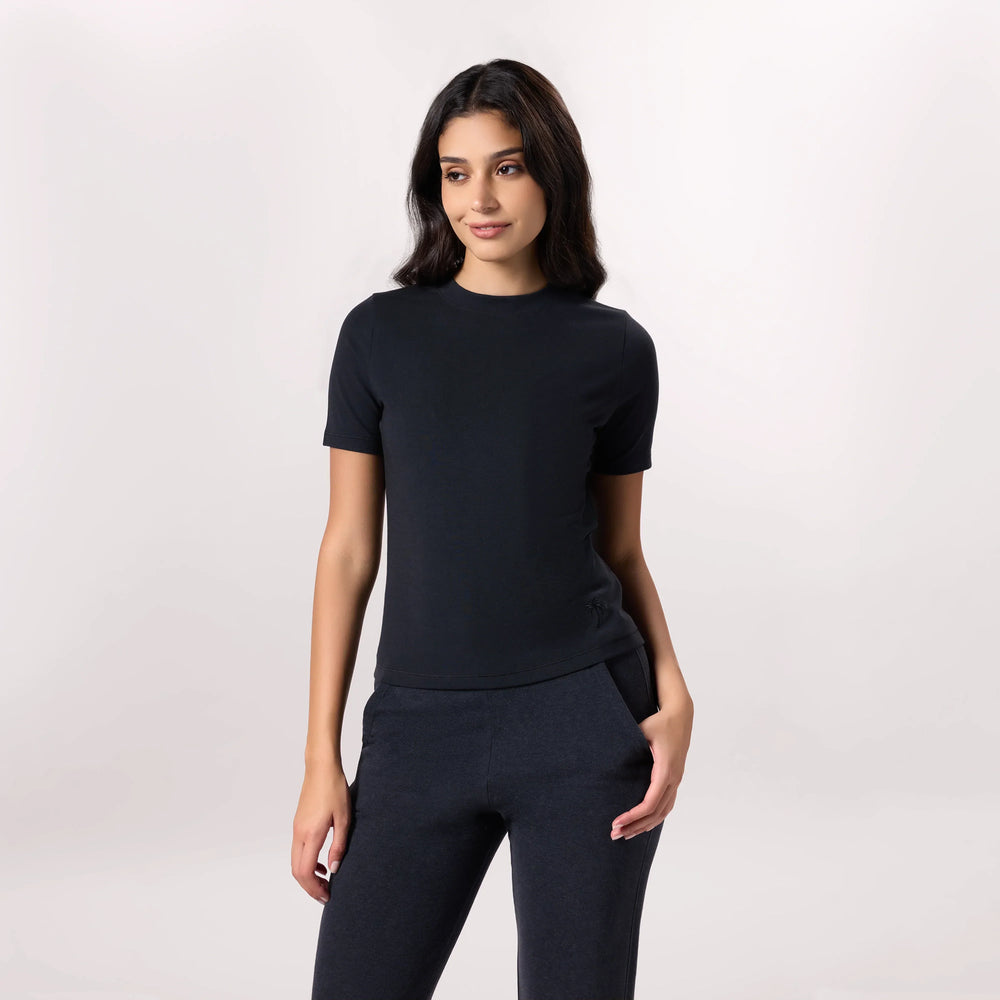 Black elevated t-shirt with structured short sleeves - تي شيرت أسود مرتفع بأكمام قصيرة منظمة