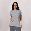 A model wearing core heather grey "Easybend" tee - عارضة أزياء ترتدي تيشيرت "إيزي بند" باللون الرمادي الفاتح