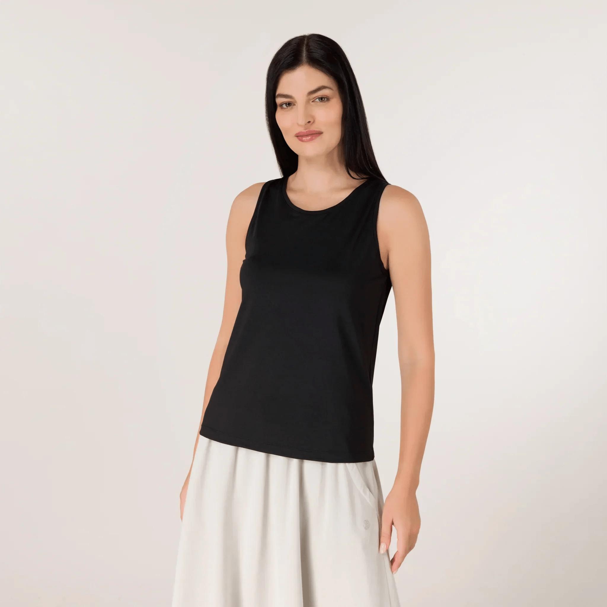 Black Freestyle tank top with racerback design - تانك توب بدون أكمام "فري ستايل" باللون الأسود بتصميم ظهر سباق