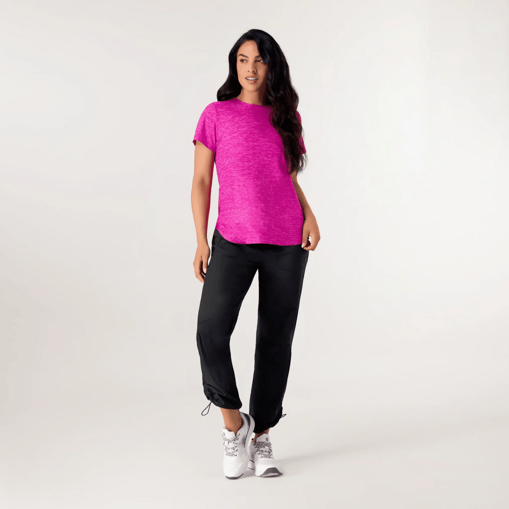 A model wearing violet Inner Beat dance t-shirt from the Kayanee Dance Fit (KDF) collection - عارضة أزياء ترتدي تيشيرت إنر بيت البنفسجي من مجموعة كياني دانس فيت