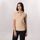 A model wearing a seasonal sand color polo tee - عارضة أزياء ترتدي تيشيرت بولو باللون الرملي