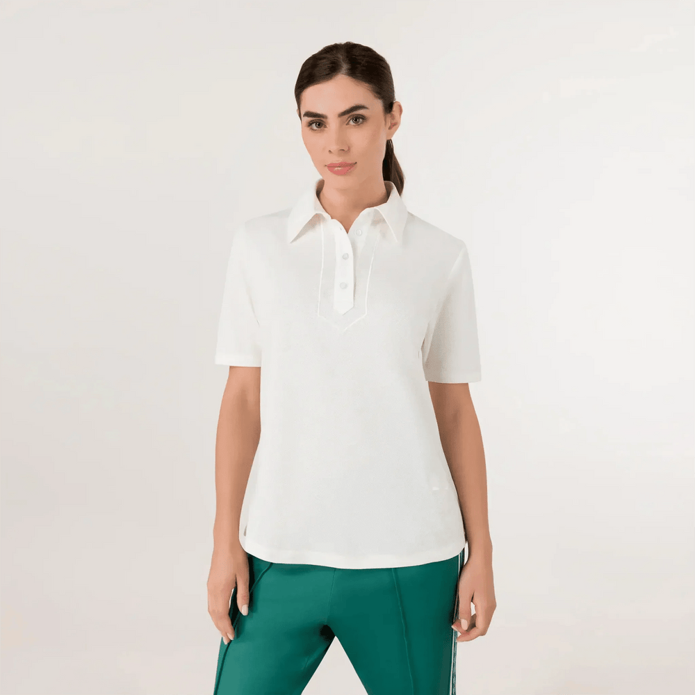 A model wearing a seasonal white polo top - عارضة أزياء ترتدي قميص بولو أبيض
