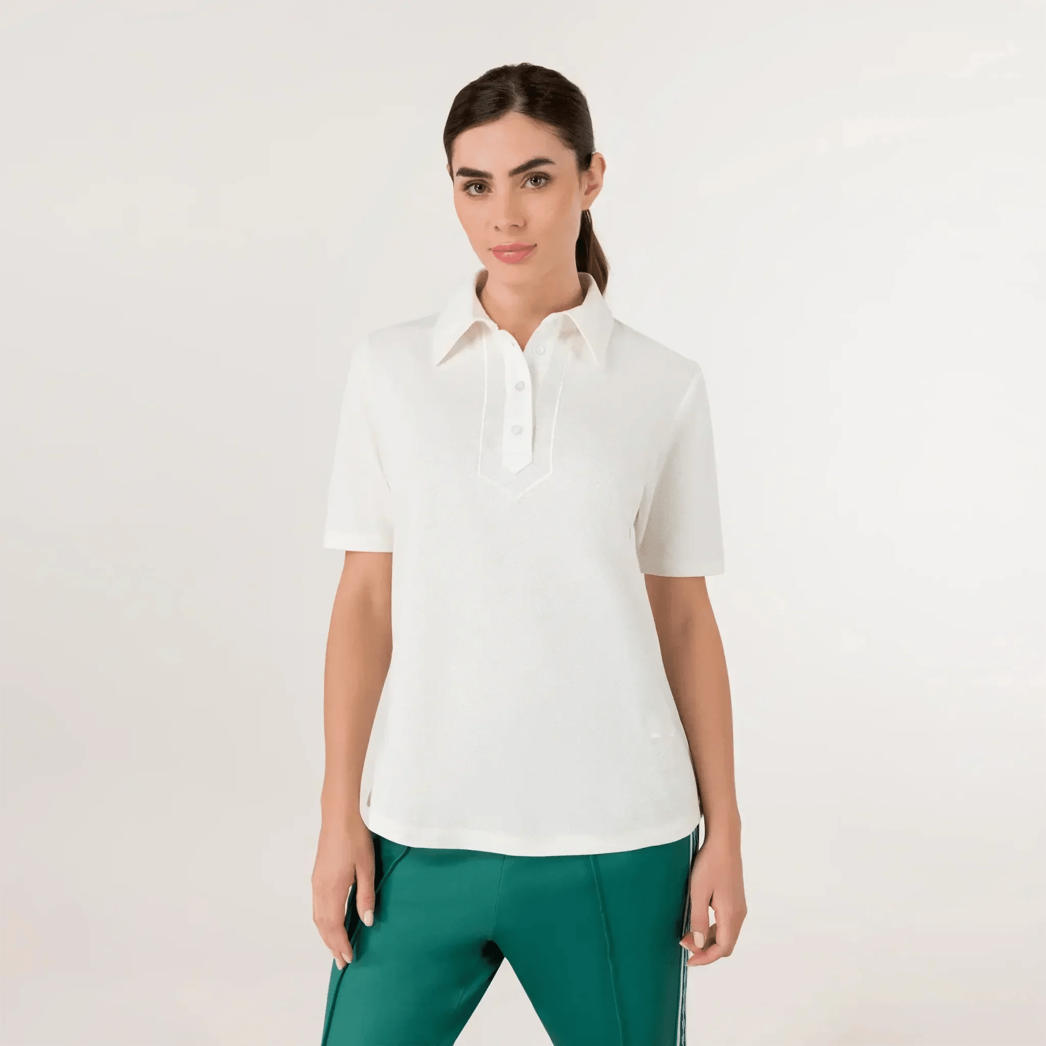 A model wearing a seasonal white polo top - عارضة أزياء ترتدي قميص بولو أبيض