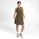 A model wearing seasonal green tennis polo top with Kayanee's logo - عارضة أزياء ترتدي قميص بولو تنس باللون الأخضر ويحمل شعار كياني