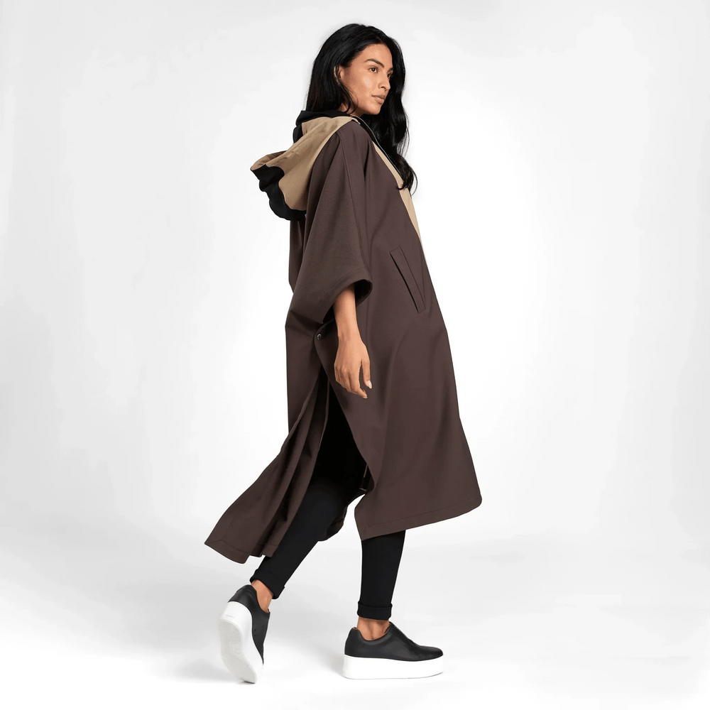 Back view of three color cape in seasonal chocolate - منظر خلفي لعباءة ثلاثية الألوان من الشوكولاتة الموسمية