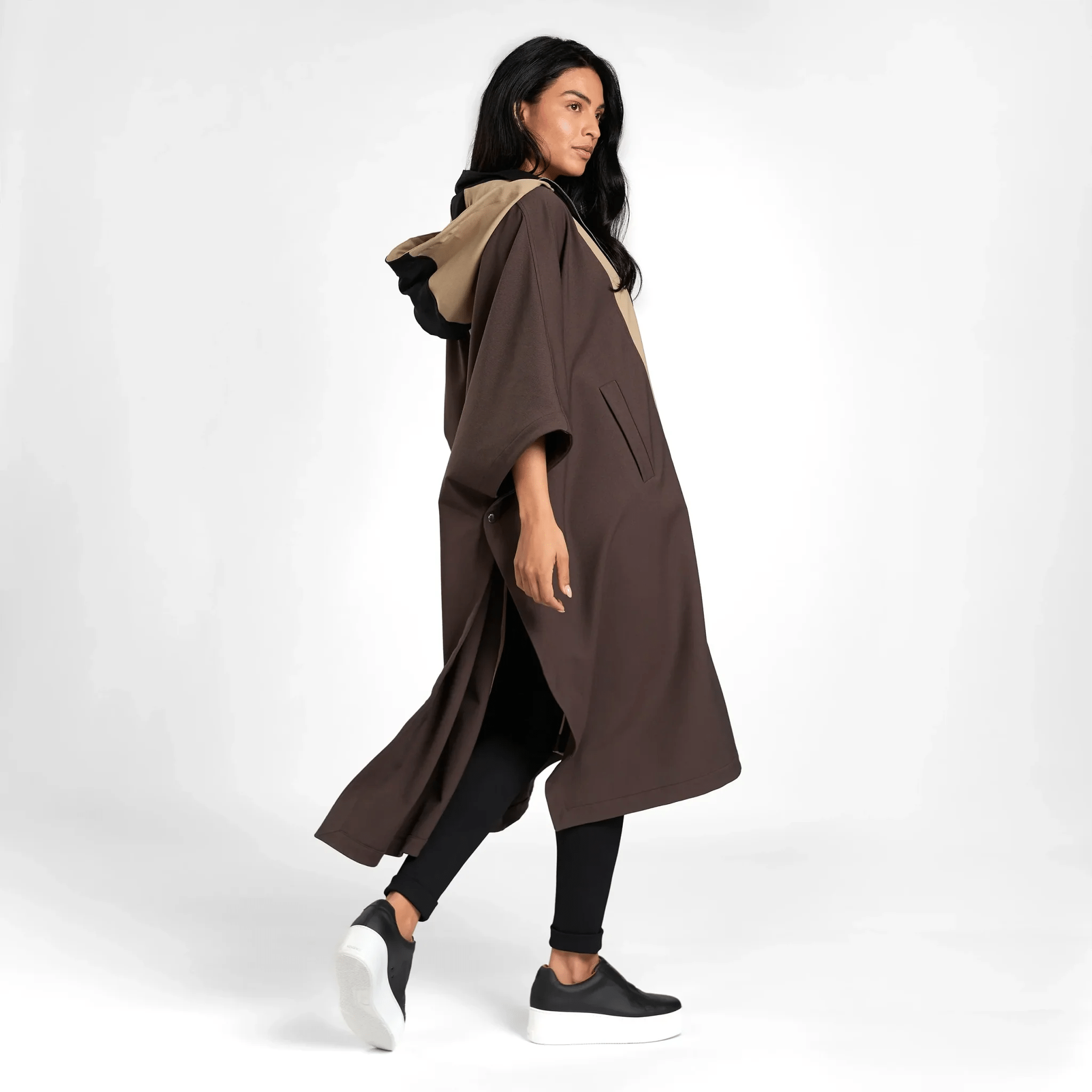 Back view of three color cape in seasonal chocolate - منظر خلفي لعباءة ثلاثية الألوان من الشوكولاتة الموسمية