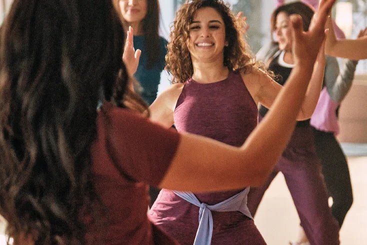 Women dancing in Kayanee's dance fitness class - مجموعة نساء يشاركن في صف اللياقة بالرقص من كياني