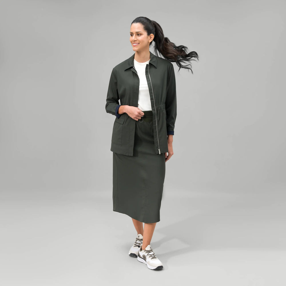 A model wearing a rainforest green cargo jacket with utility pockets - عارضة أزياء ترتدي جاكيت كارغو باللون الأخضر مزوّد بجيوب عملية