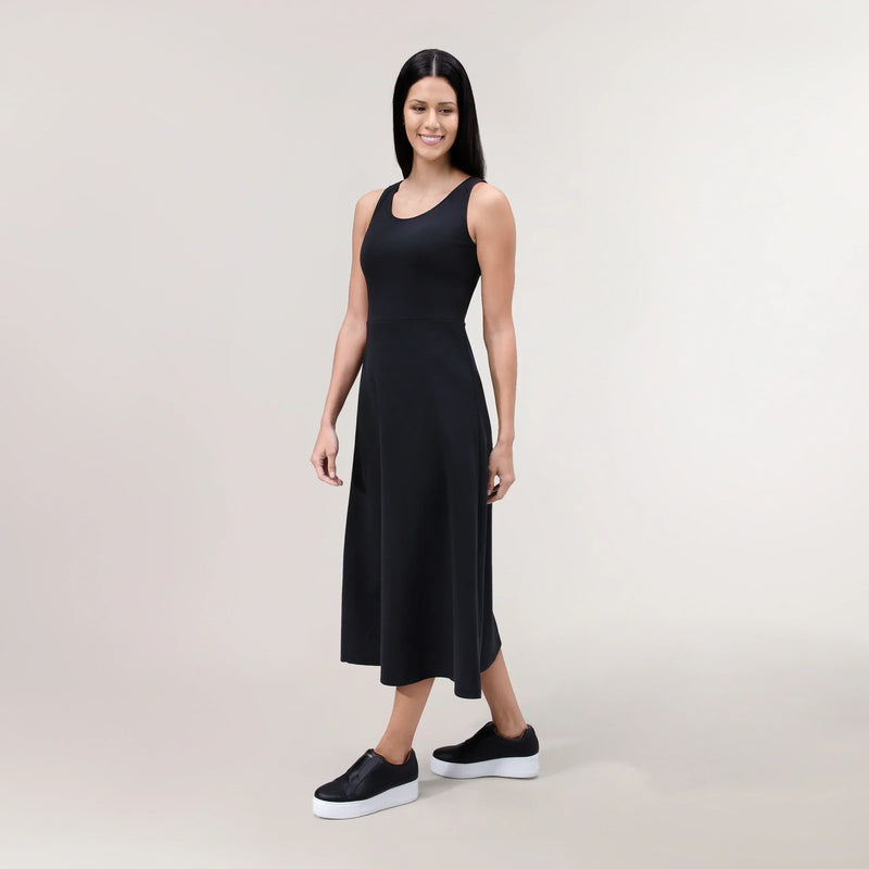 Black Walkabout jersey dress with relaxed fit & soft stretch fabric - عارضة أزياء ترتدي فستان "ووك أباوت" جيرسي أسود بقصّة مريحة