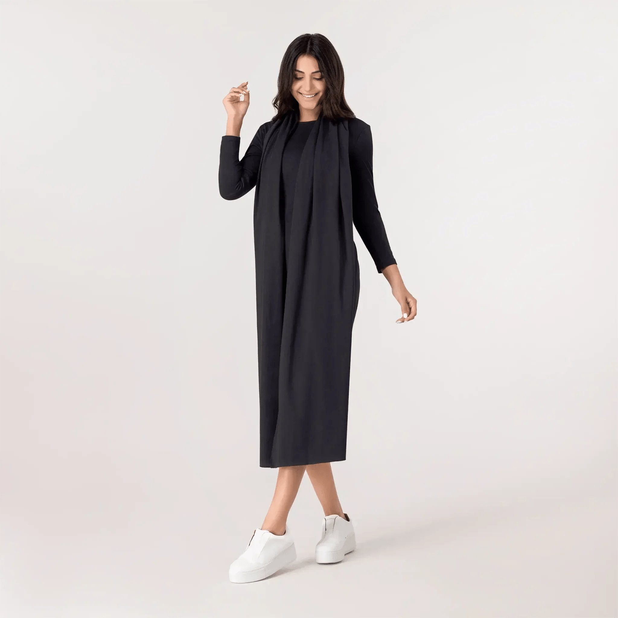 Black jersey dress with matching scarf ensemble - فستان جيرسي أسود مع وشاح متناسق
