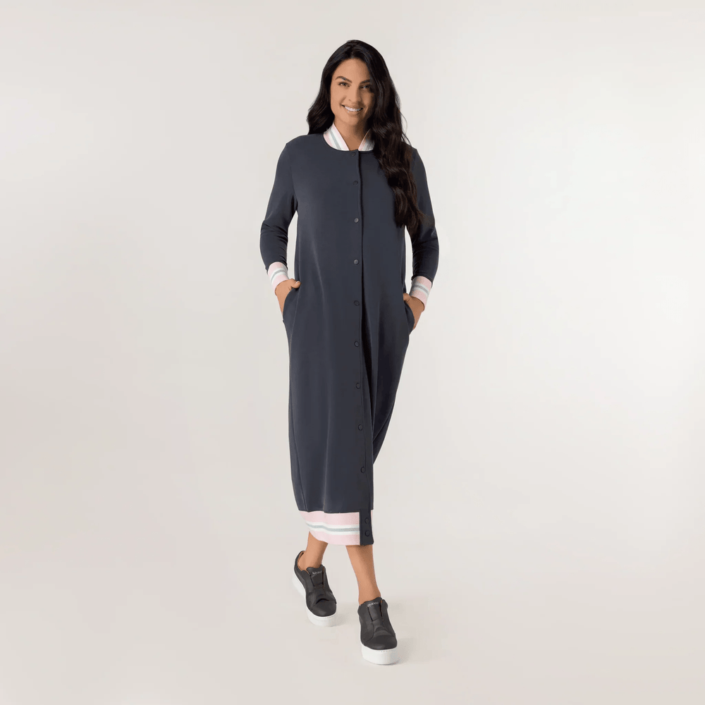 A model wearing a seasonal black maxi buttoned jacket - عارضة أزياء ترتدي سترة سوداء ماكسي بأزرار