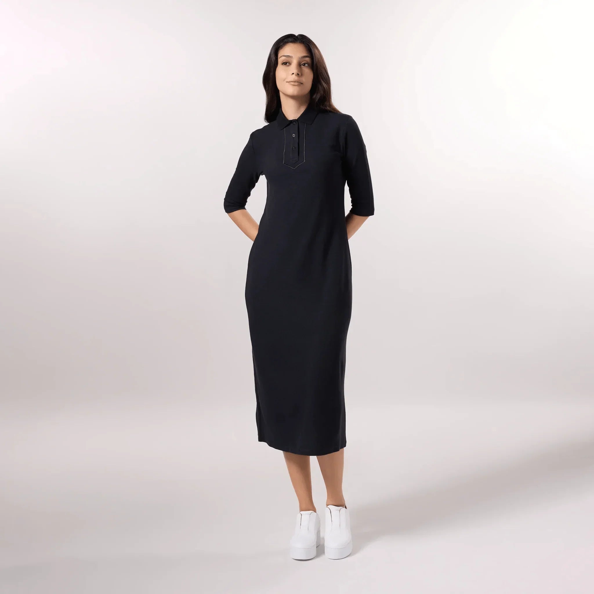 Black polo dress with short sleeves & structured collar - عارضة أزياء ترتدي فستان بولو أسود بأكمام قصيرة وياقة مصممة