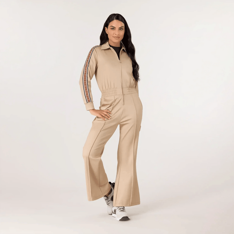 A model wearing seasonal sand track jumpsuit - عارضة أزياء ترتدي جمبسوت رياضي باللون الرملي