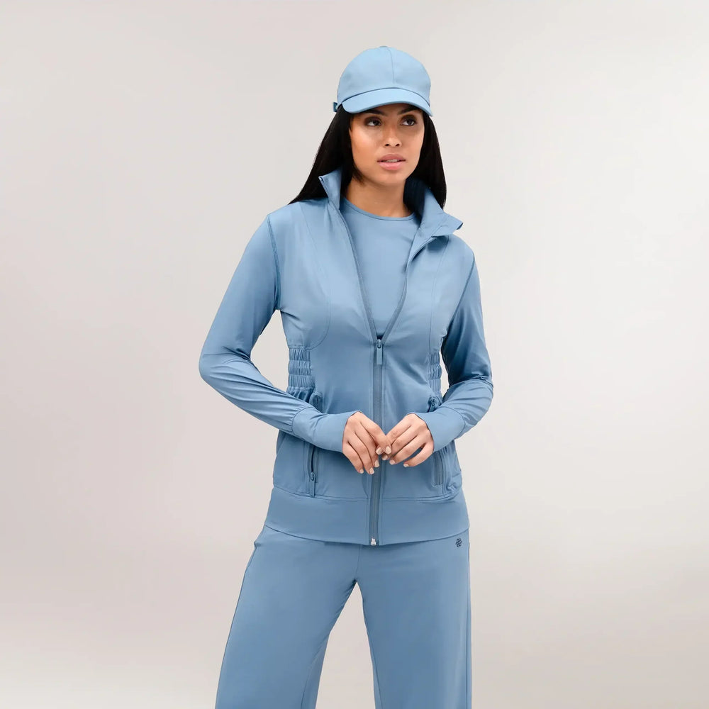 Blue Flow active jacket with zip front & stretch fabric - عارضة أزياء ترتدي جاكيت فلو أزرق بسحاب أمامي وقماش مطاطي