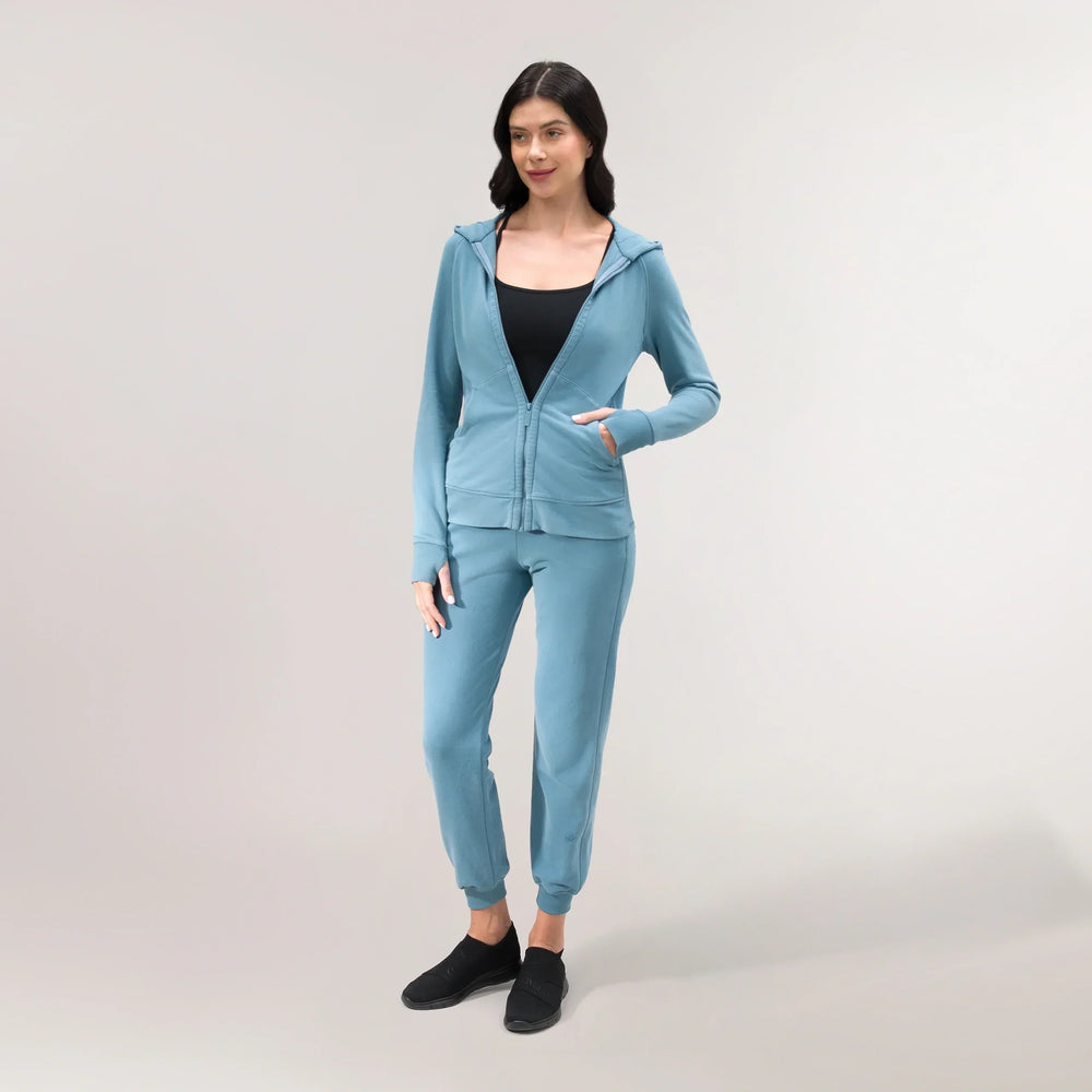A model wearing core blue good to go hoodie - عارضة أزياء ترتدي هودي باللون الأزرق
