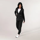 A model wearing charcoal grey zip-up sweater - عارضة أزياء ترتدي سترة بسحاب باللون الرمادي الفحمي