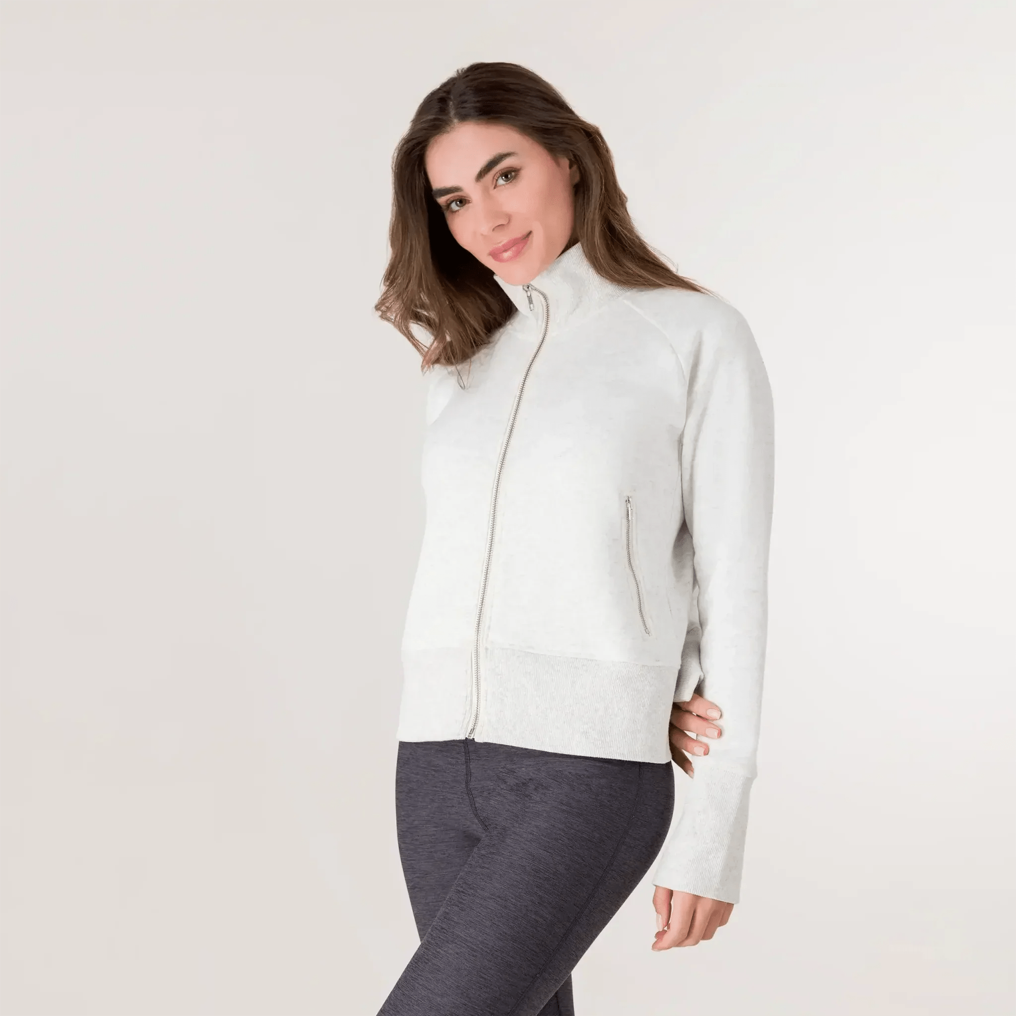 A model in heather grey zipped jacket with pockets - عارضة أزياء ترتدي سترة رمادية اللون بسحاب وجيوب