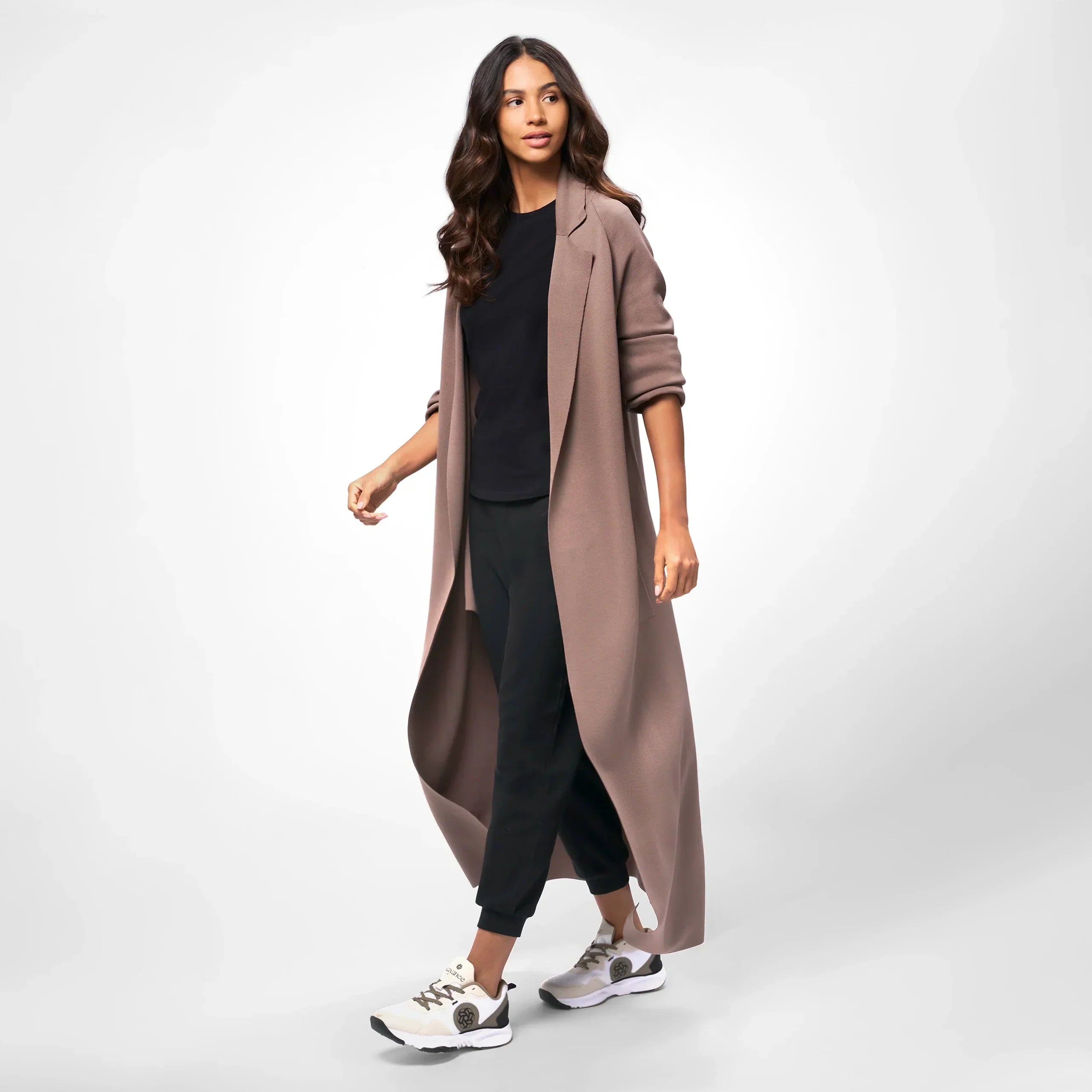 Floor length brown knitted coat with textured fabric & open front - معطف بني محبوك بطول الأرض مع قماش منسوج وواجهة مفتوحة