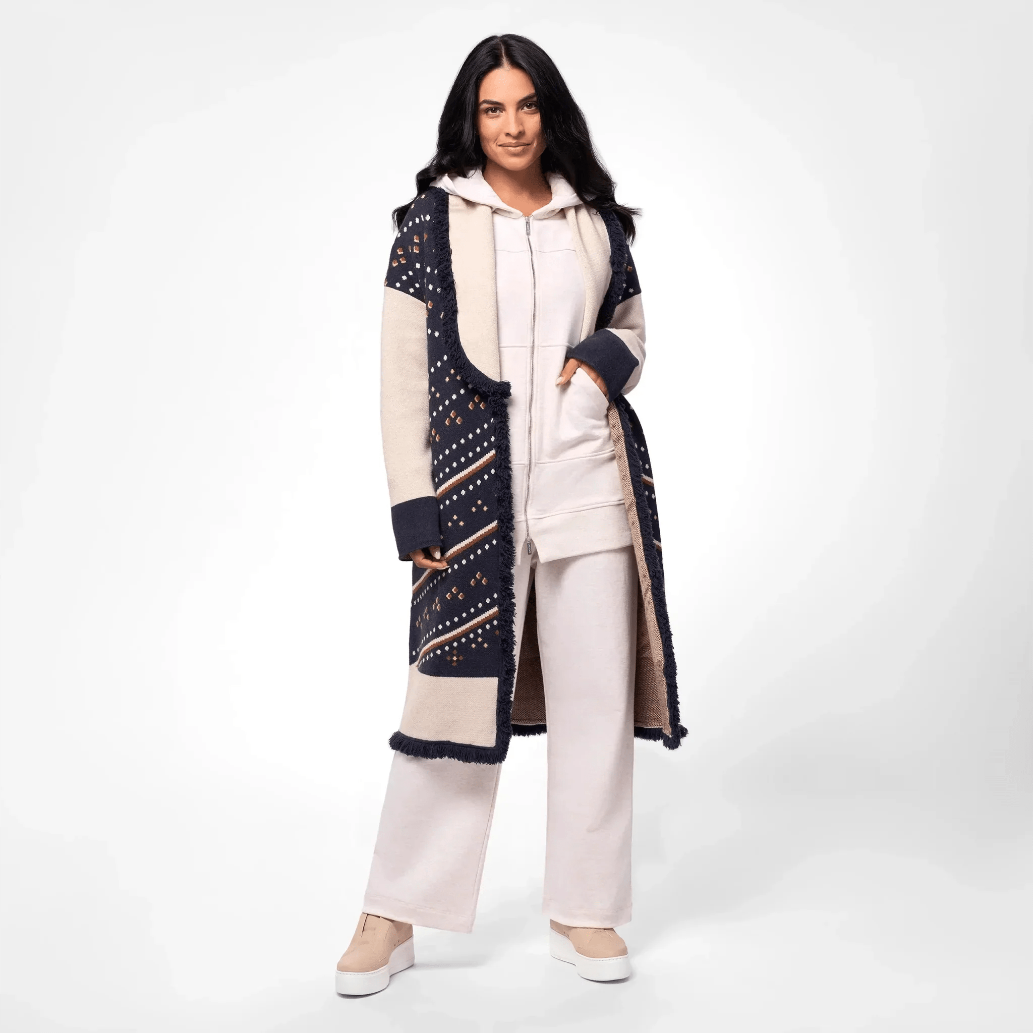 A model in seasonal multicolour maxi wrap cardigan - عارضة أزياء ترتدي كارديجان ماكسي ملفوف متعدد الألوان