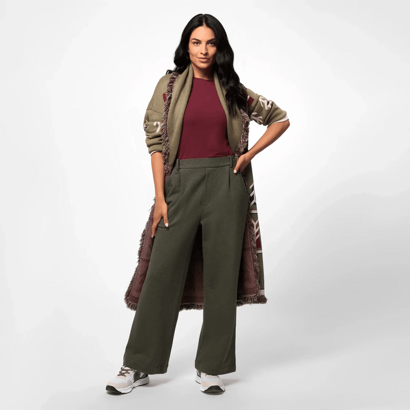 A model wearing in seasonal multicolor maxi wrap cardigan - عارضة أزياء ترتدي كارديجان ماكسي متعدد الألوان