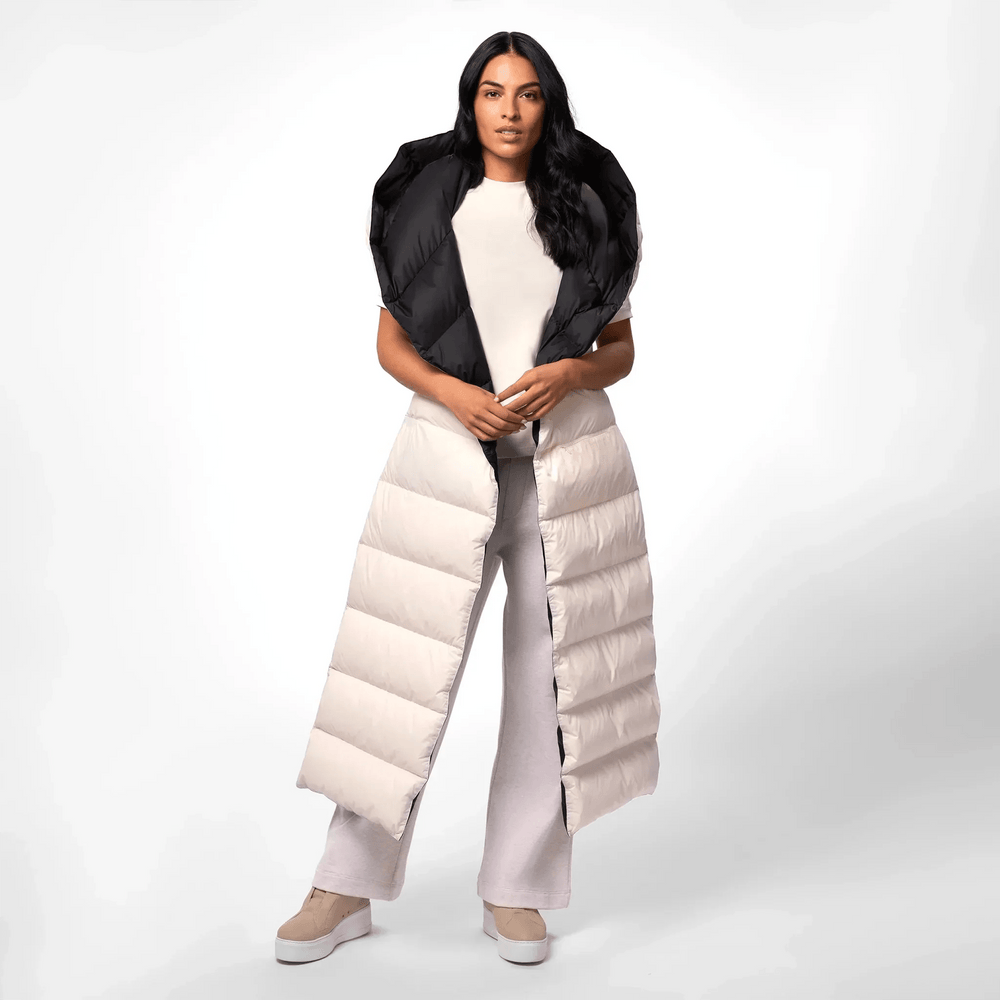 A model wearing a multicolor hooded down stole - عارضة أزياء ترتدي وشاحًا متعدد الألوان بغطاء للرأس
