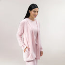 A model wearing a hooded cozy up cardigan in a light pink color - عارضة أزياء ترتدي كارديجان مريح باللون الوردي بغطاء للرأس
