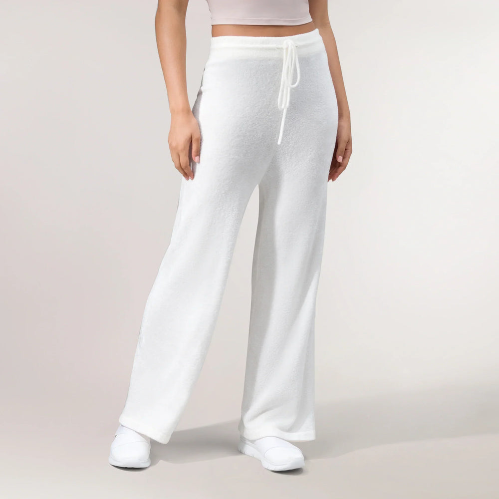 Core white Cozy Up pants with a waist adjustable waistband - بنطال "كوزي آب" باللون الأبيض بحزام قابل للتعديل عند الخصر
