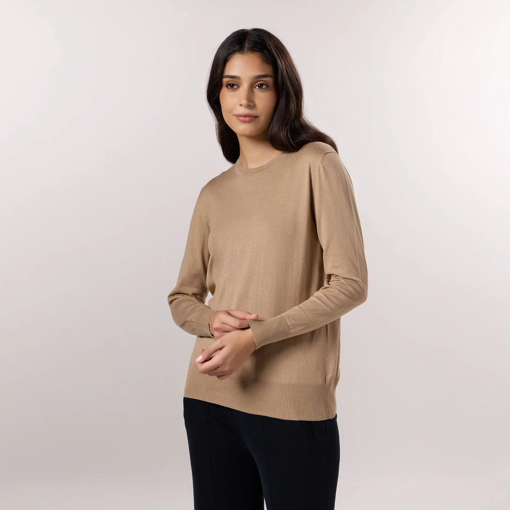 Beige crewneck knit sweater with cozy soft feel - سترة محبوكة بياقة دائرية باللون البيج مع ملمس ناعم ومريح