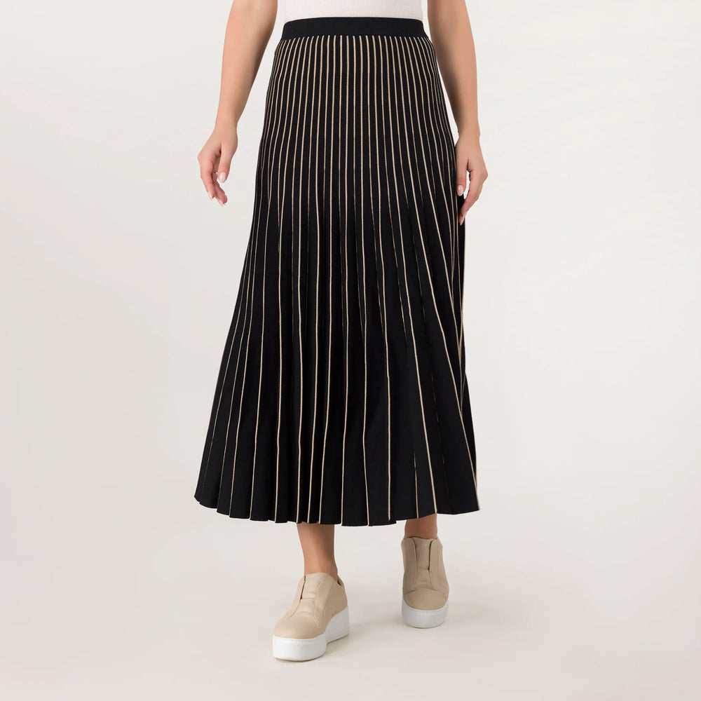 Seasonal black pleated maxi skirt with gold stripes - تنورة ماكسي سوداء تتميز بخطوط ذهبية