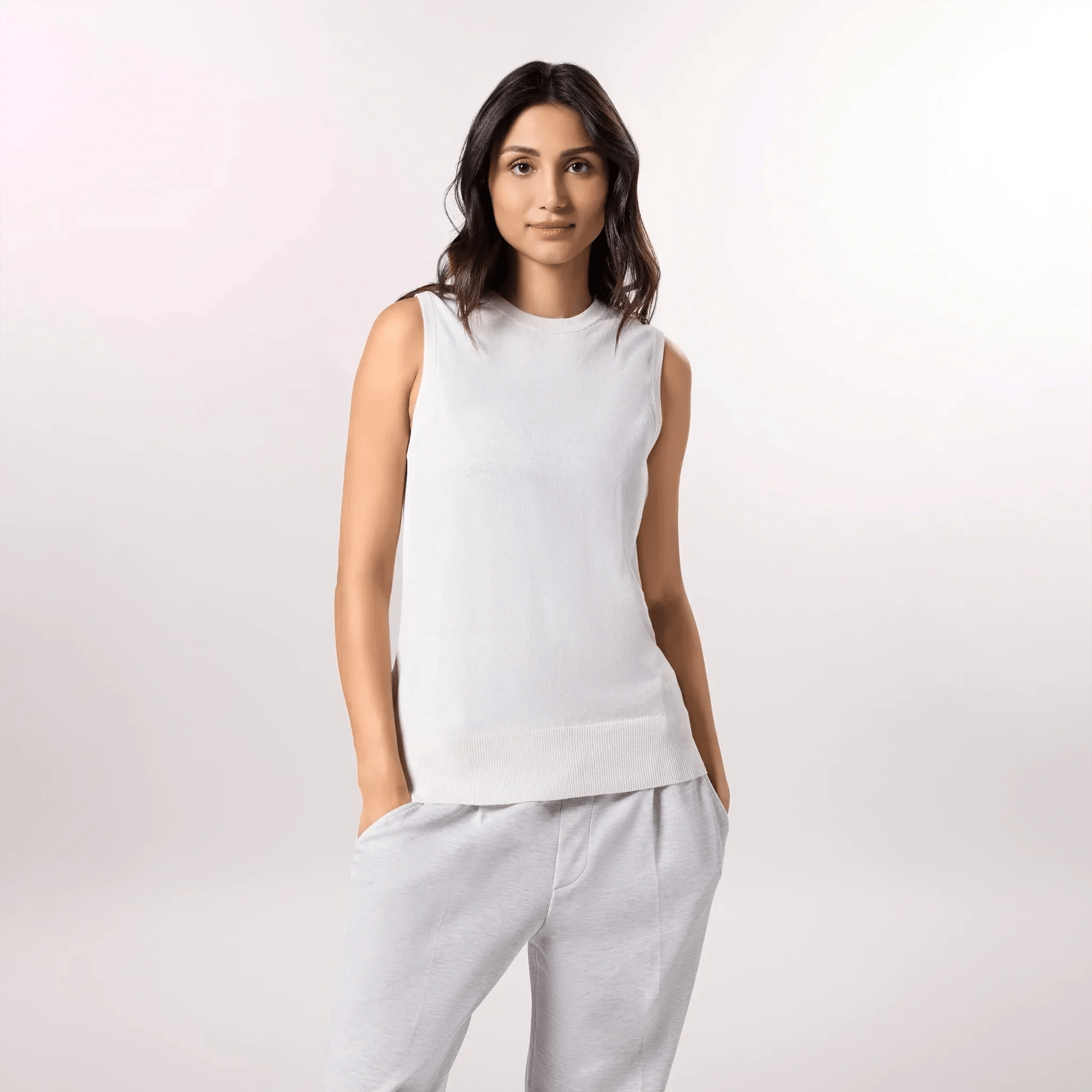 Ivory sleeveless knit sweater with relaxed silhouette - سترة محبوكة بدون أكمام بلون العاج بتصميم مريح